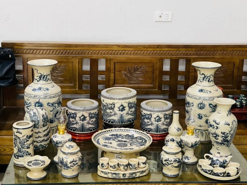 Bộ bát hương thờ gia tiên bằng sứ Bát Tràng với họa tiết rồng phượng tinh xảo, đặt trên bàn thờ gỗ.